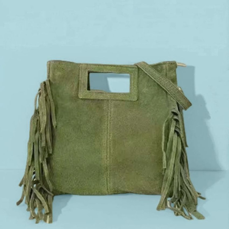 Sac porté main en daim muni d'une bandoulière.