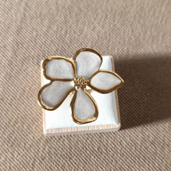 Bagues dorées en forme de fleur