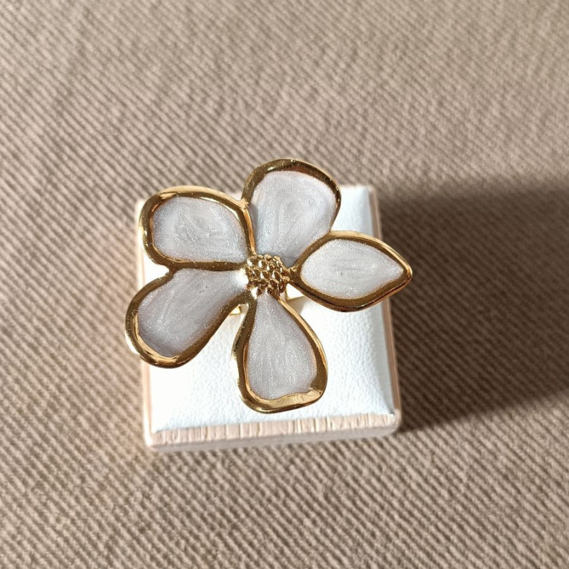 Bagues dorées en forme de fleur
