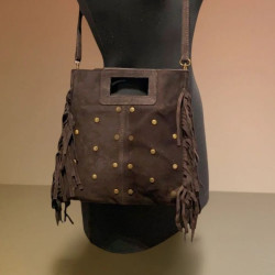 Sac porté main en daim "clouté"