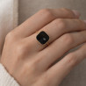 Bague dorée pierre noire carrée – Élégance moderne et intemporelle