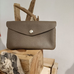 Porte-monnaie femme élégant noir en cuir – format compact chic avec bouton pression