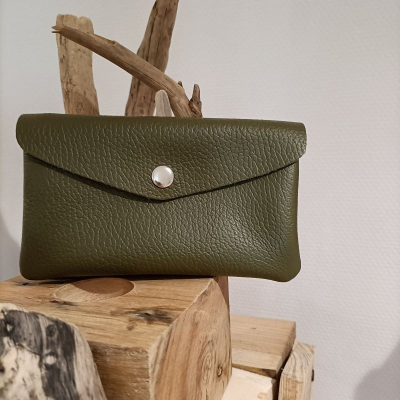 Porte-monnaie femme élégant noir en cuir – format compact chic avec bouton pression