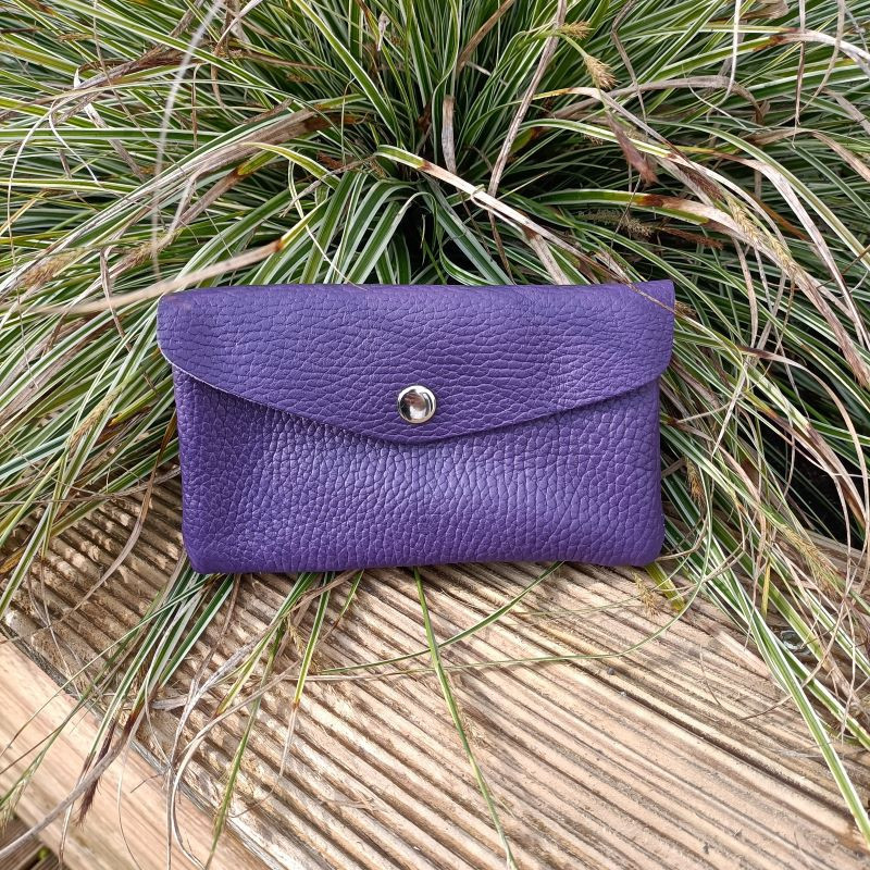 Porte-monnaie femme élégant noir en cuir – format compact chic avec bouton pression