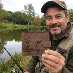 Porte-monnaie La Pêche en cuir vachette – Motif pêcheur et poisson