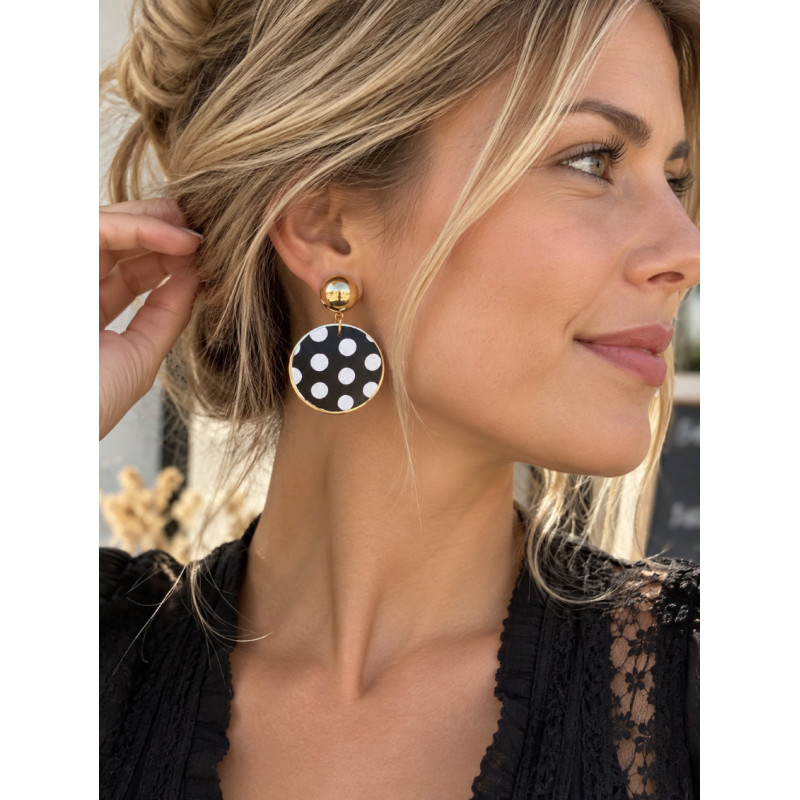 Boucles d’oreilles femme pendantes rondes dorées à pois noir et blanc