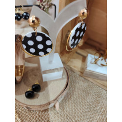 Boucles d’oreilles femme pendantes rondes dorées à pois noir et blanc