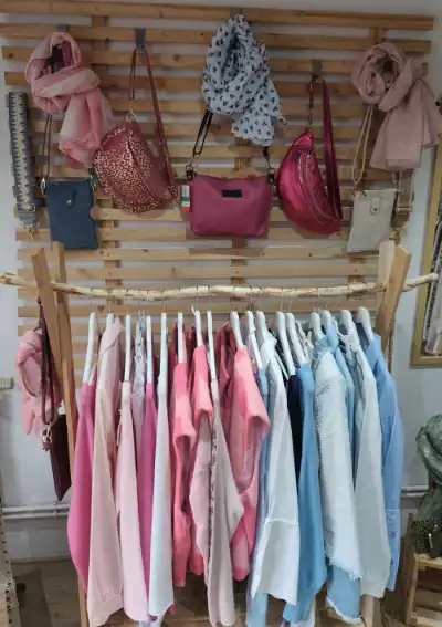 exposition murale de vetements